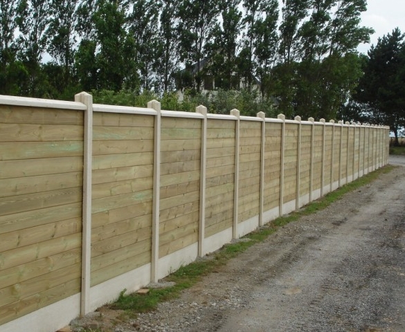 Aménagement d'une clôture en structure béton avec remplissage en bois
